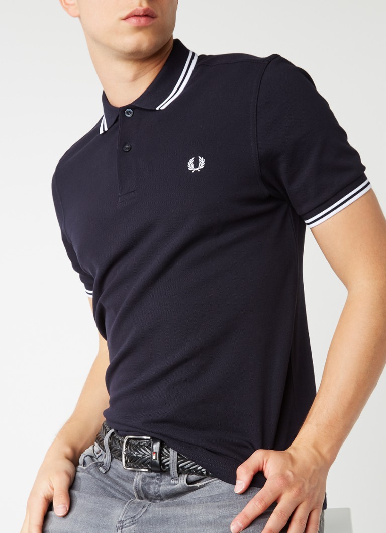 Tricou polo Fred Perry M3600 din bumbac piqué, cu croială mulată și manșete cu nervuri.
