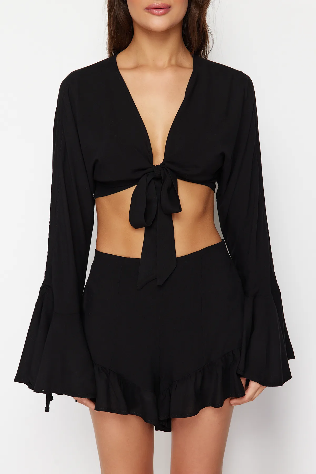 Trendyol Collection  Schwarzes Set aus gewebter Rüschenbluse und Shorts TBESS23AU00128