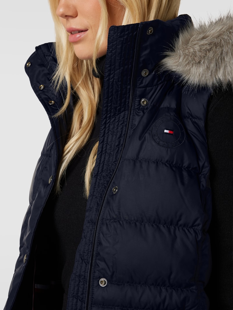 Daunenweste mit Label-Detail in marineblau
