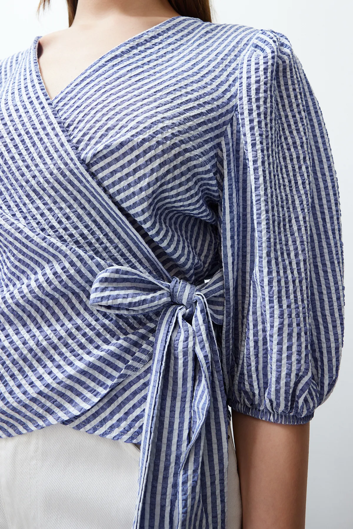 Trendyol Collection  Mehrfarbig gestreifte, zweireihige, mit Schnürung versehene, detaillierte Seersucker-Gewebebluse TWOSS24BZ00345