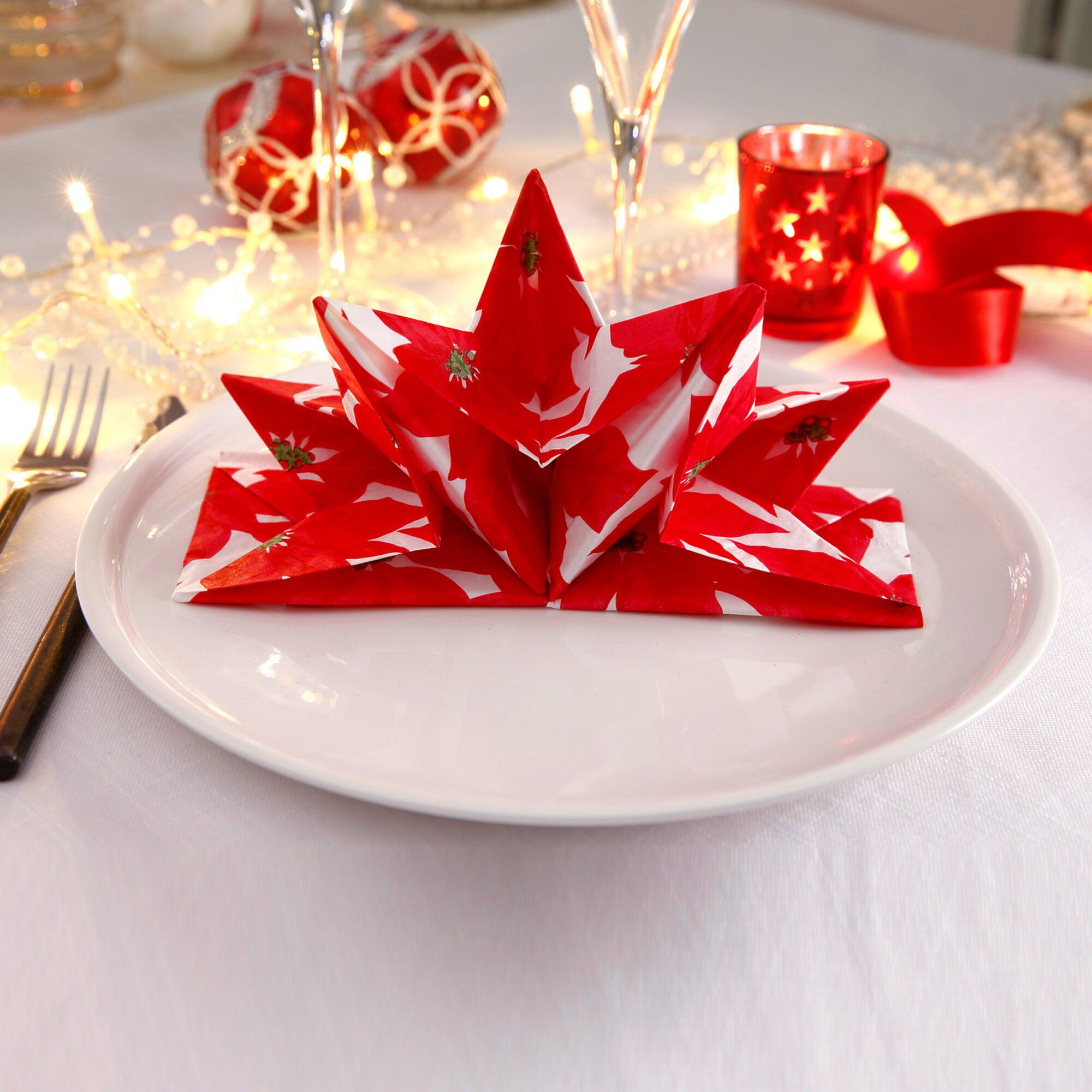 Serviette pré-pliée imprimée poinsettia