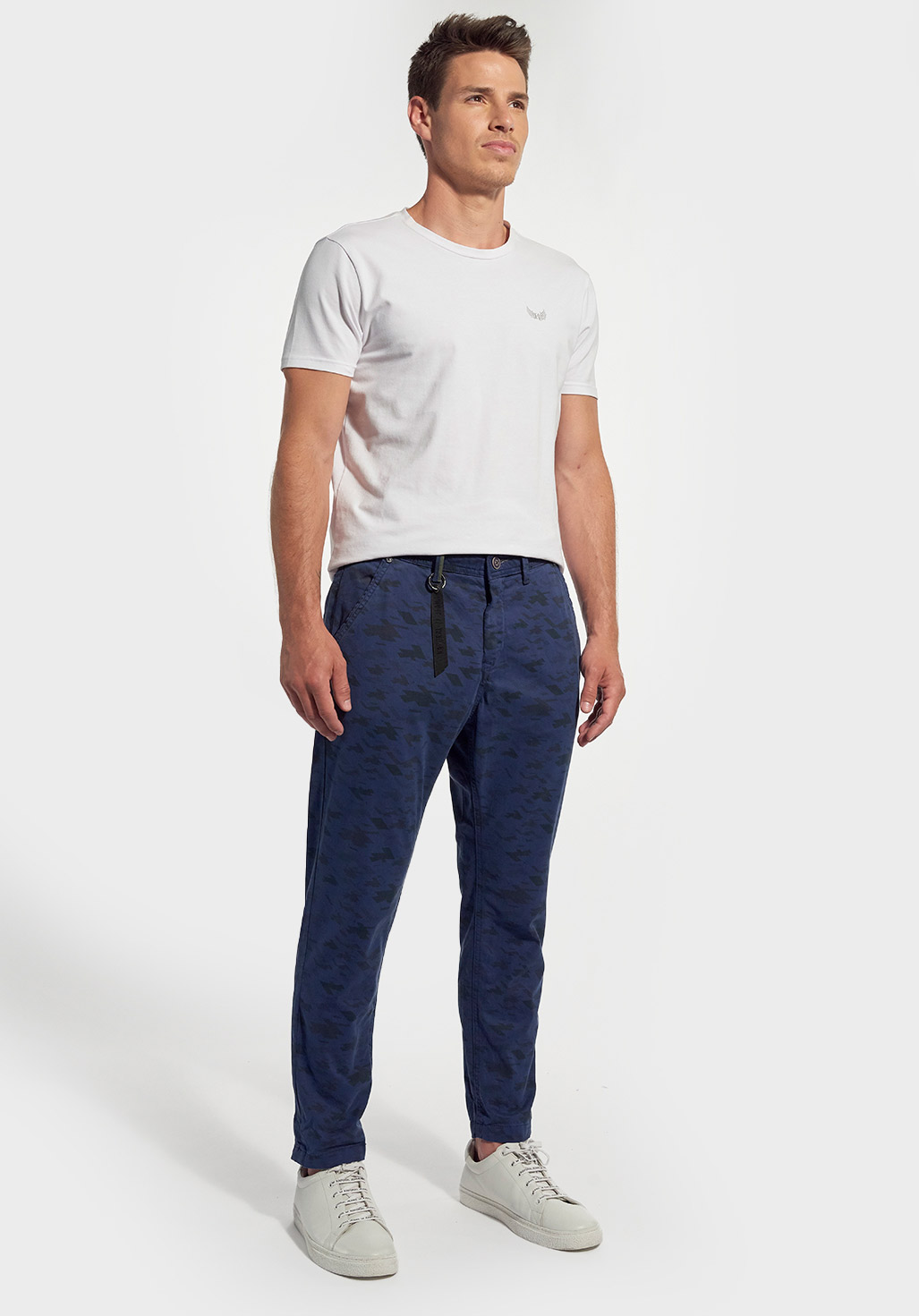 WAGON  Pantalon chino carrot slim bleu imprimé