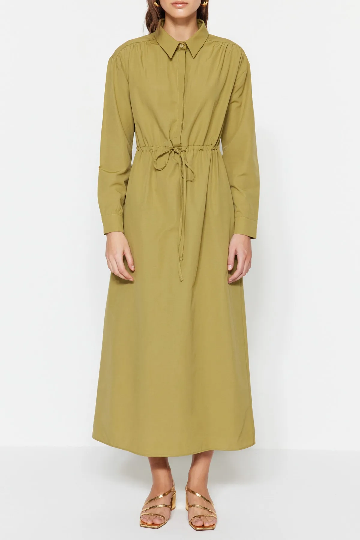 Trendyol Modest  Hellkhakifarbenes Kleid aus gewebter Baumwolle mit geraffter Taille TCTSS23EB00067