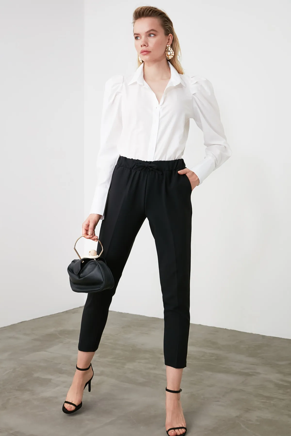Trendyol Collection  Schwarze, detaillierte Jogger-Webhose mit Krawatte TWOSS19ST0212