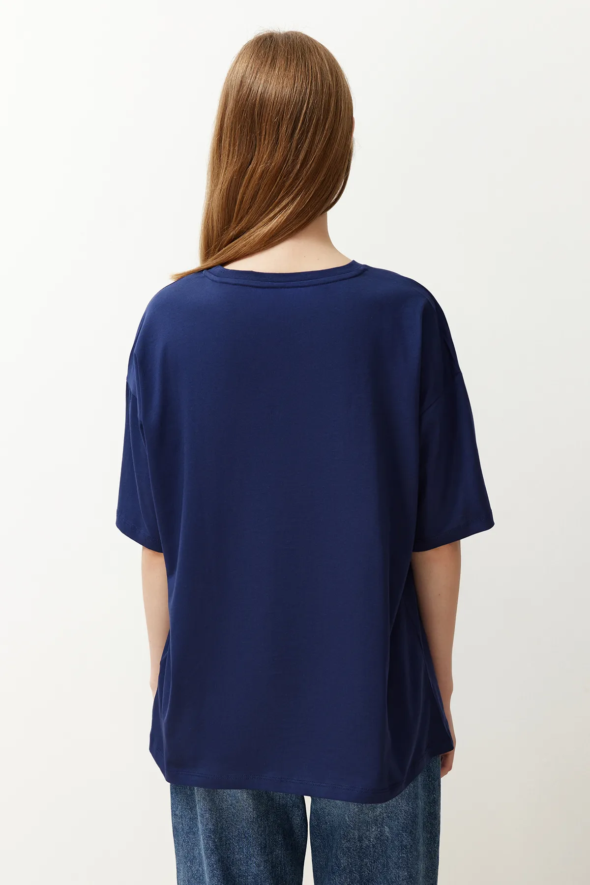 Trendyol Collection  Marineblaues Boyfriend-Strick-T-Shirt aus 100 % Baumwolle mit weitem Schnitt und Rundhalsausschnitt TWOSS20TS0134