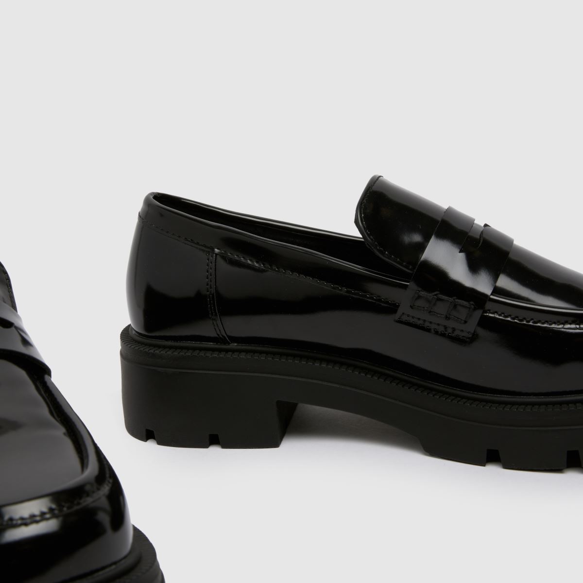 Schuh – Wide Fit – Livia – Svarta, grova, platta loafers i lack med wide fit-mönster