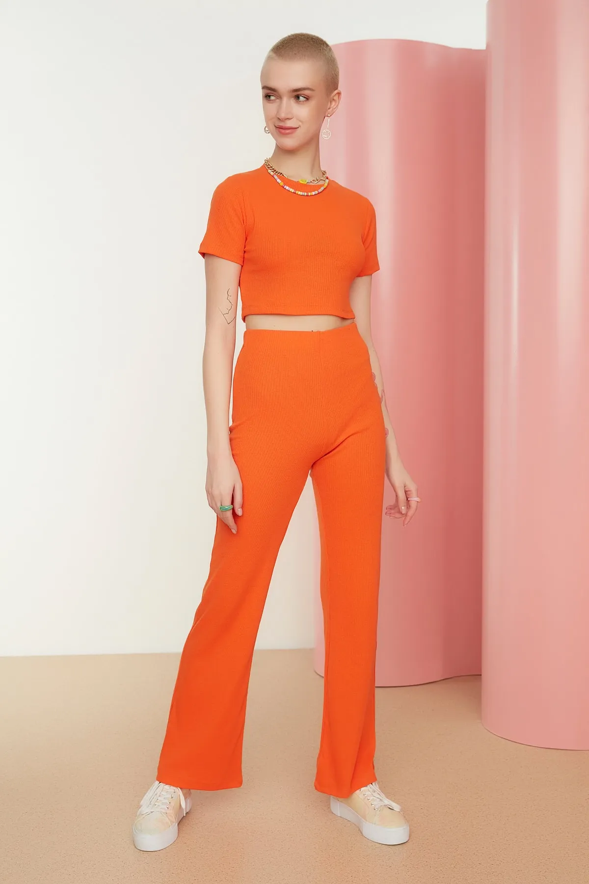 Trendyol Collection  Orangefarbenes Set aus Oberteil und Unterteil mit Rundhalsausschnitt, gerippter, dehnbarer Strickbluse und Hose TWOSS21AU0160
