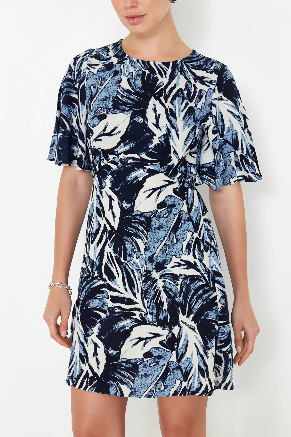 Trendyol Collection  Blaues A-Linien-Minikleid aus Viskosegewebe mit tropischem Blumenmuster TWOSS24EL00632