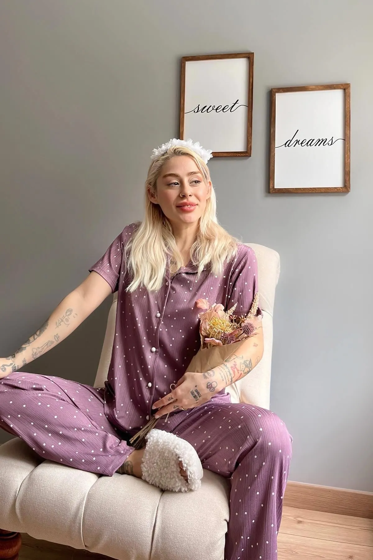 Pijamaevi  Kurzärmliger Damen-Pyjama mit violettem Punktmuster und gestrickter Vorderseite und Knöpfen