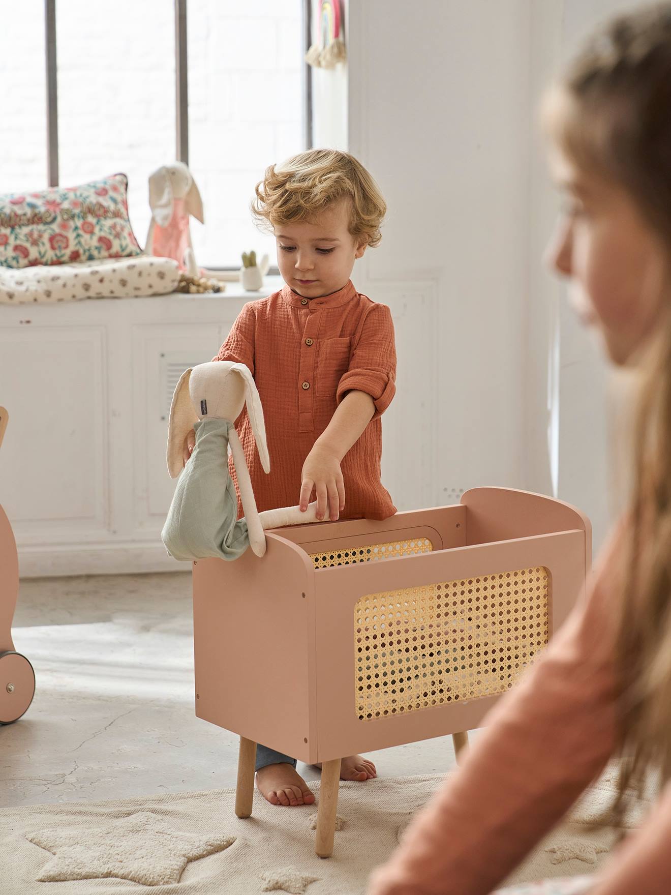 Lit poupon en bois FSC® et cannage POÉSIE multicolore