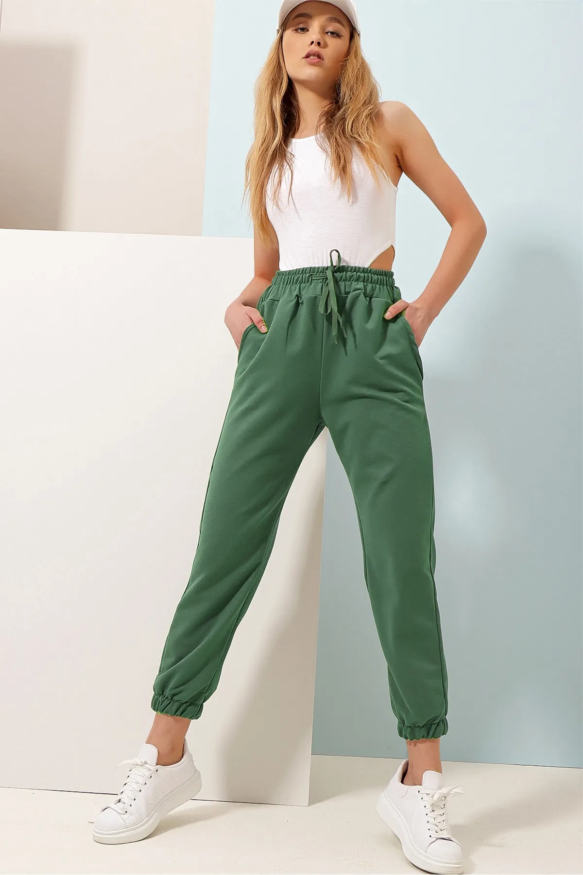 Trend Alaçatı Stili  Damen Nefti Grüne Jogginghose mit elastischem Bein und zwei Fäden ALC-Y2933