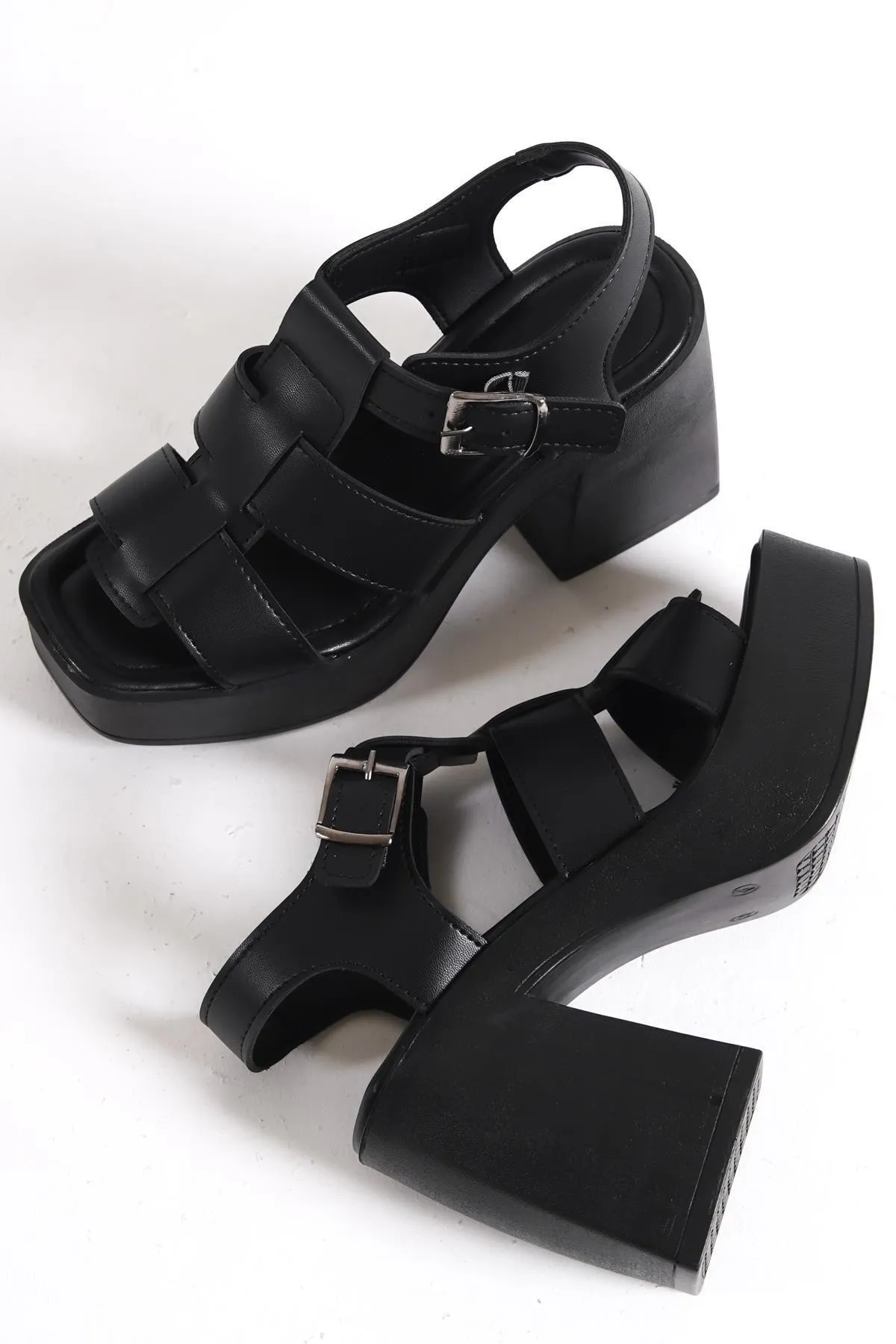 Capone Outfitters  Capone Gladiator-Riemchensandalen mit Plateausohle und flachem Zehenbereich in Schwarz für Damen