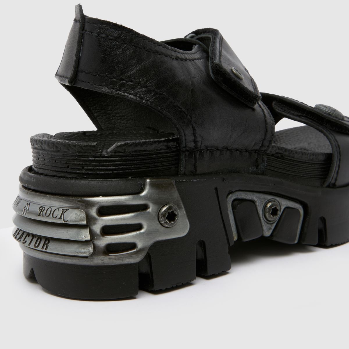 NEW ROCK – Svarta sandaler i metall med ny design
