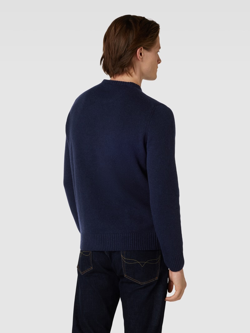 Strickpullover mit Label-Patch in marineblau