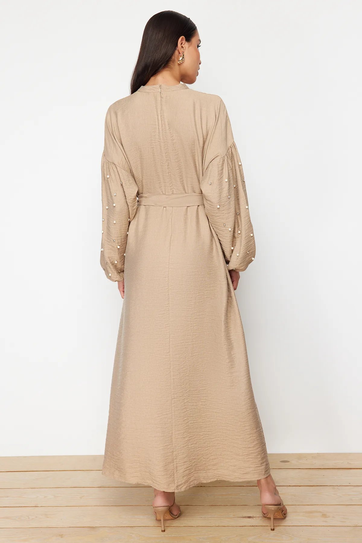 Trendyol Modest  Beiges gewebtes Kleid mit Gürtel, Perlen- und Steindetails TCTSS23EB00148