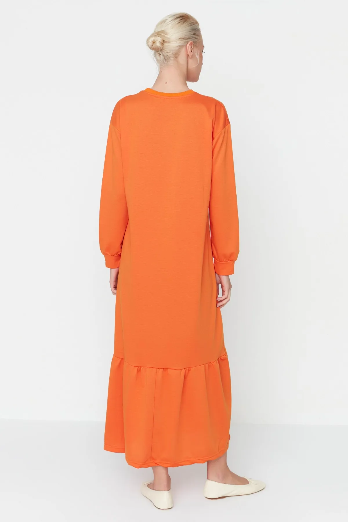 Trendyol Modest  Orangefarbenes Strickkleid mit Rundhalsausschnitt und Raffung TCTSS22EL00000