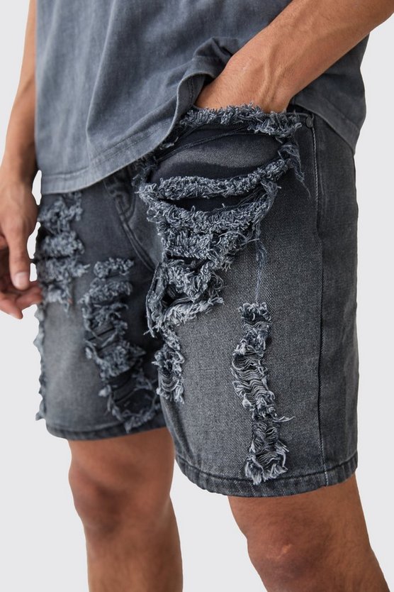 Lockere schwarze Jeansshorts mit extremen Rissen
