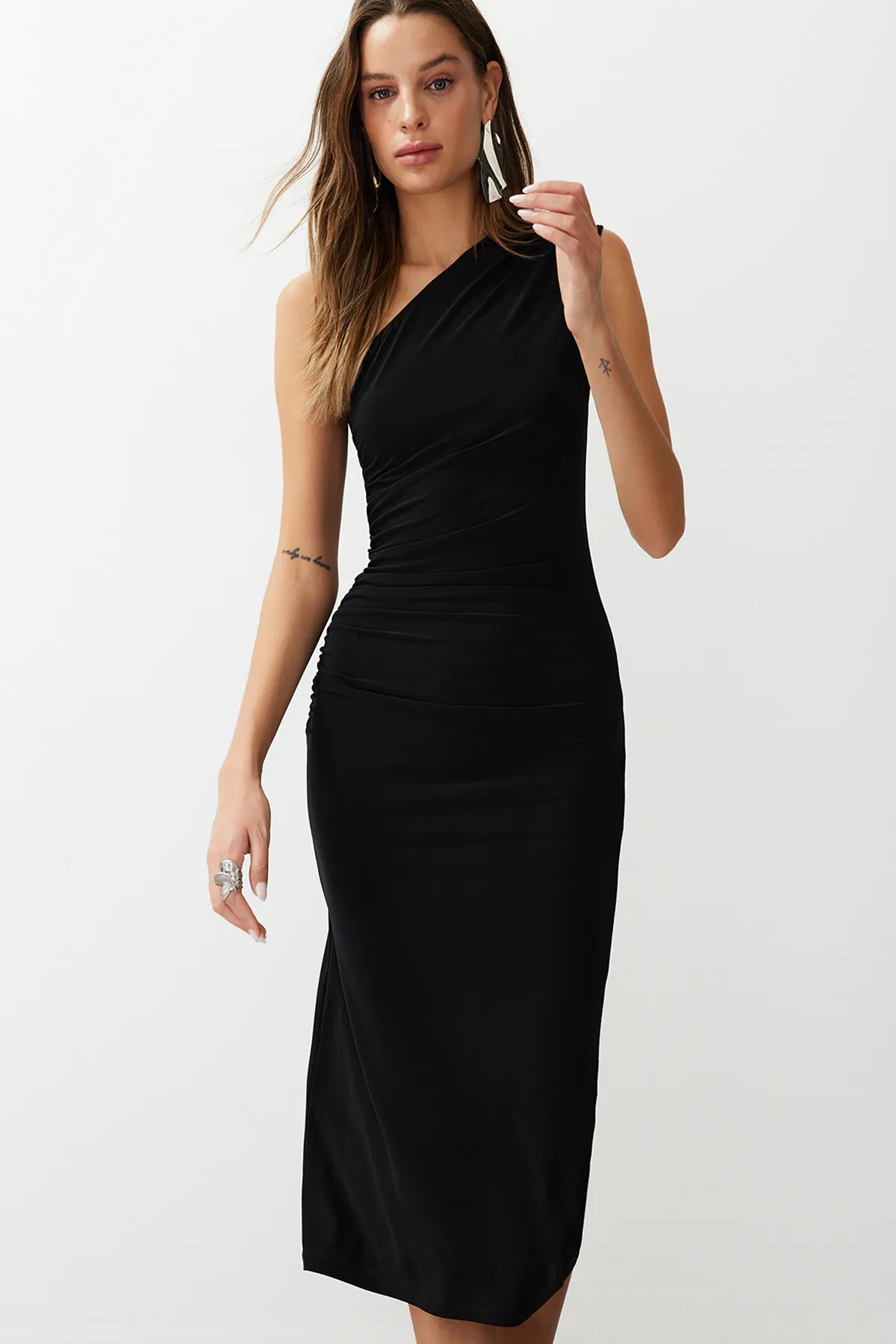 Trendyol Collection  Schwarzes, drapiertes, tailliertes/tailliertes, dehnbares Midi-Bleistiftkleid aus Strick mit einer Schulter TWOSS24EL00100