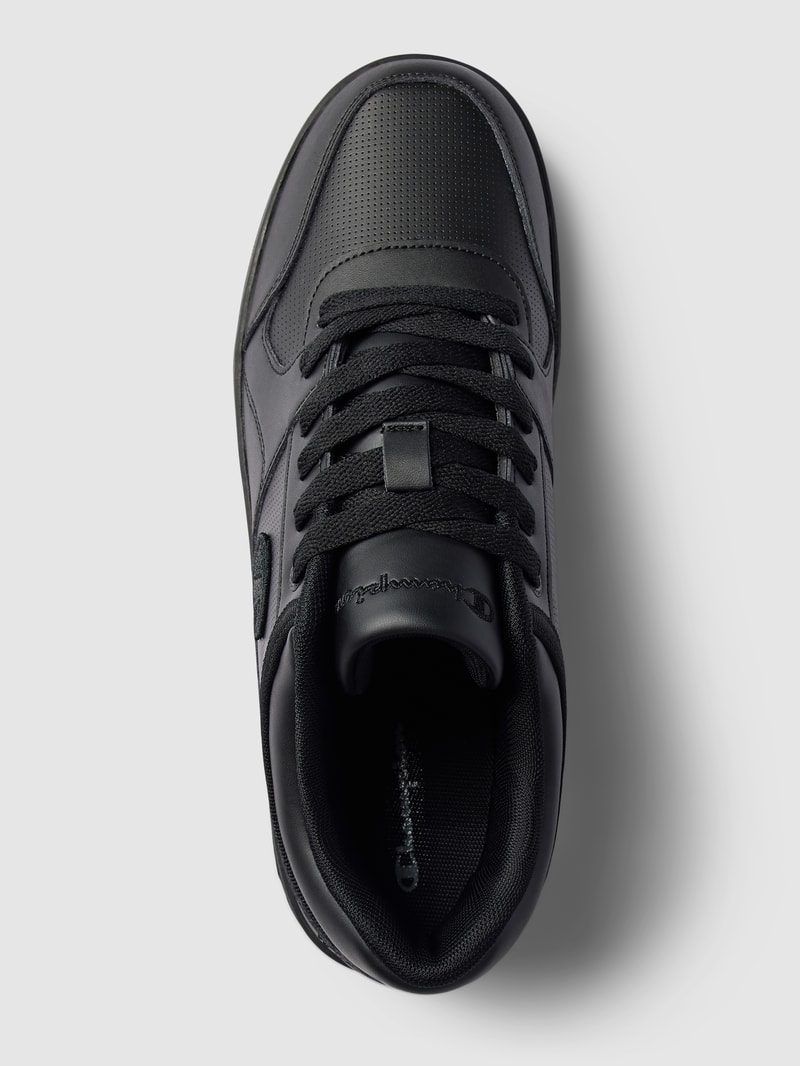Sneaker mit Label-Detail in schwarz