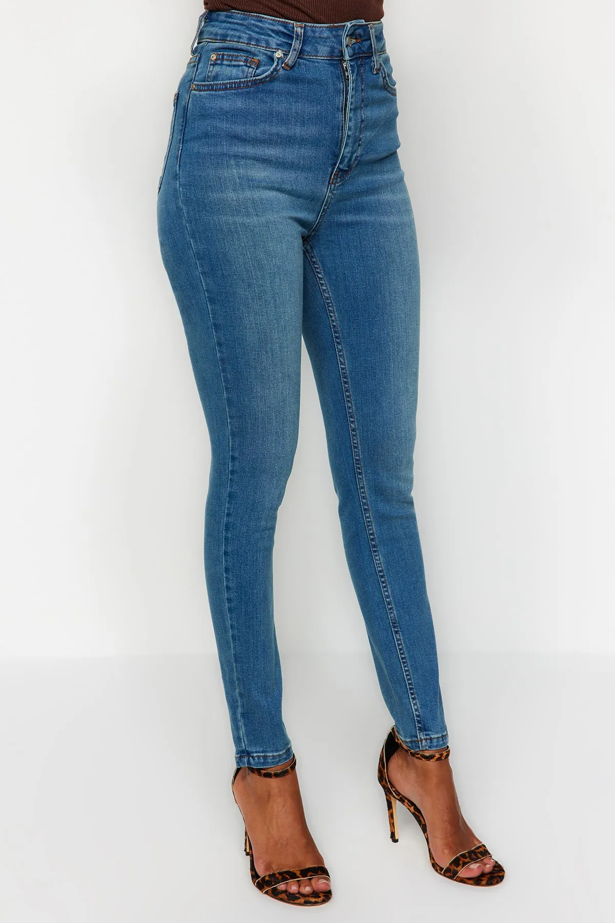 Trendyol Collection  Blaue Skinny Jeans mit hoher Taille TWOAW21JE0517