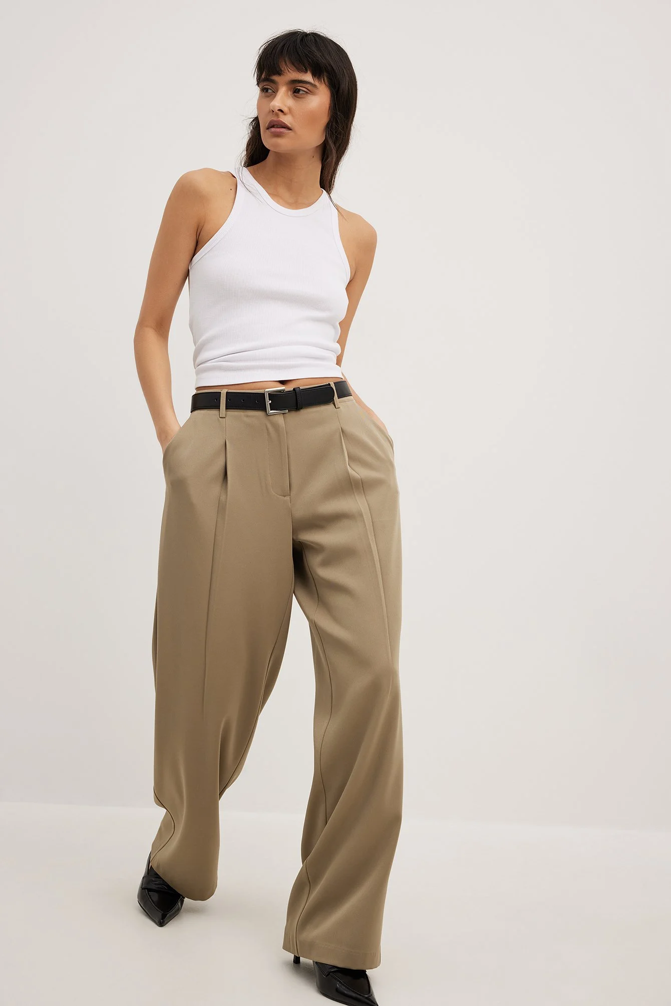 Figurbetonte Plissée-Hose mit mittelhoher Taille