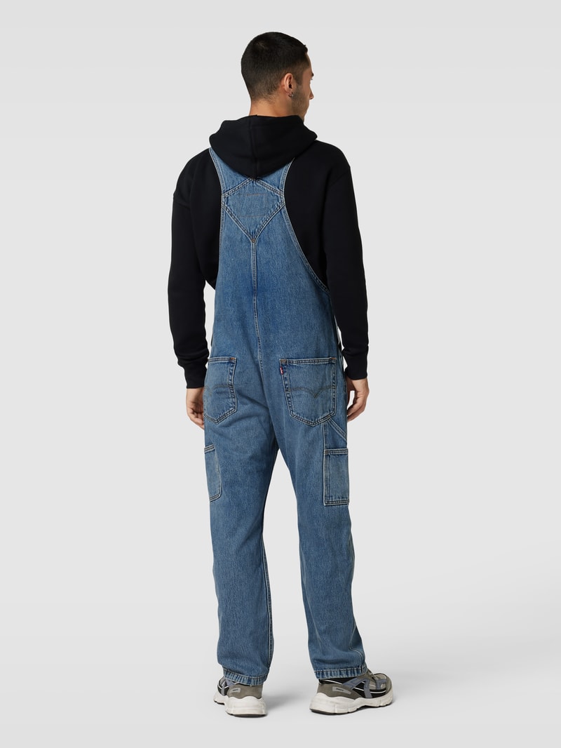 Latzhose mit Label-Patch in jeans