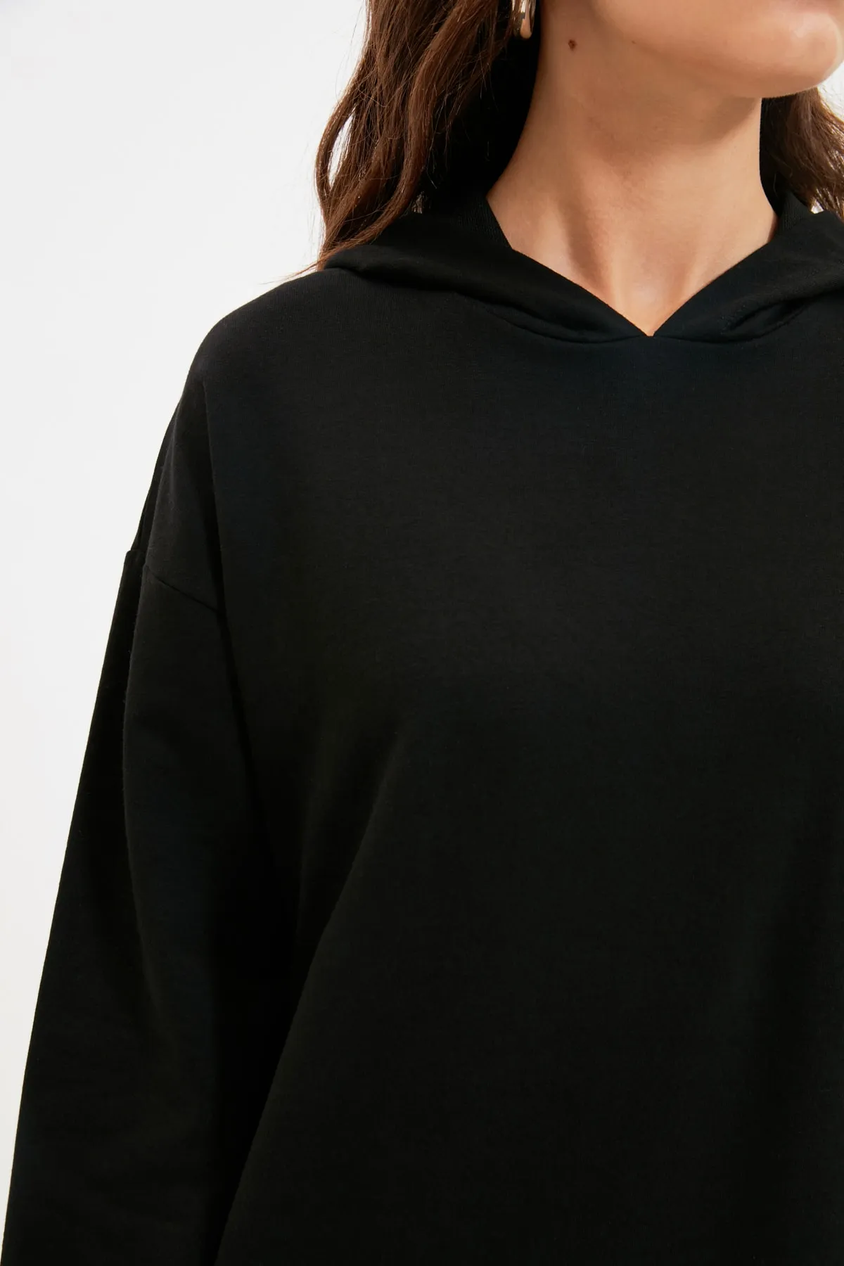 Trendyol Modest  Schwarzes Strick-Sweatkleid mit Kapuze TCTAW22EB0142