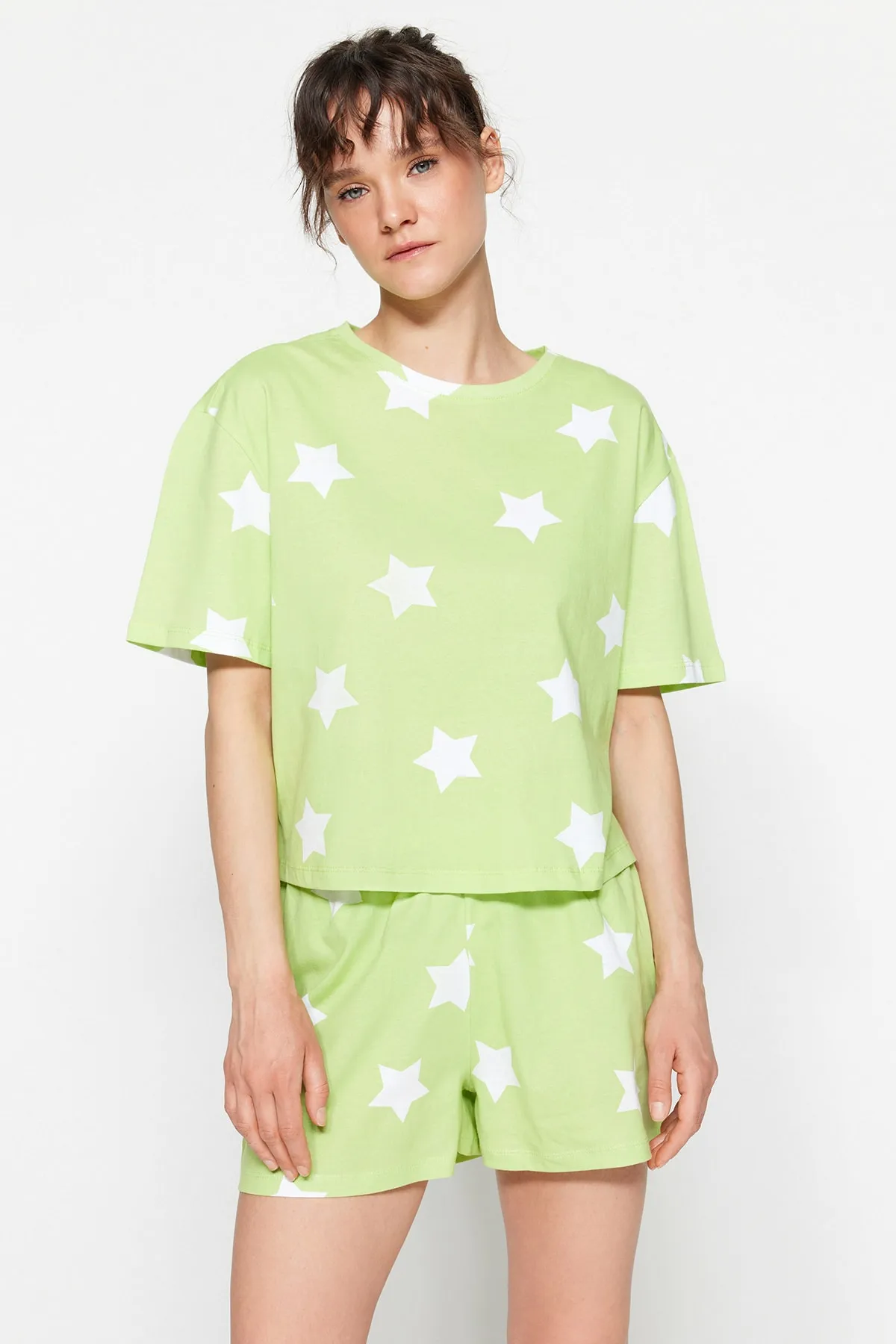 Trendyol Collection  Hellgrünes Strickpyjama-Set mit T-Shirt und Shorts aus 100 % Baumwolle mit Sternmuster THMSS22PT0501