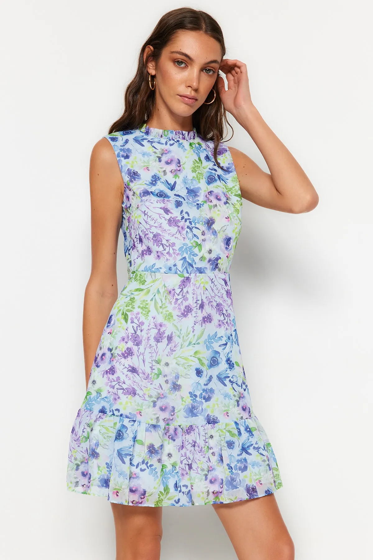 Trendyol Collection  Blaues, geblümtes Mini-Rüschen-Webkleid TWOSS20EL0681