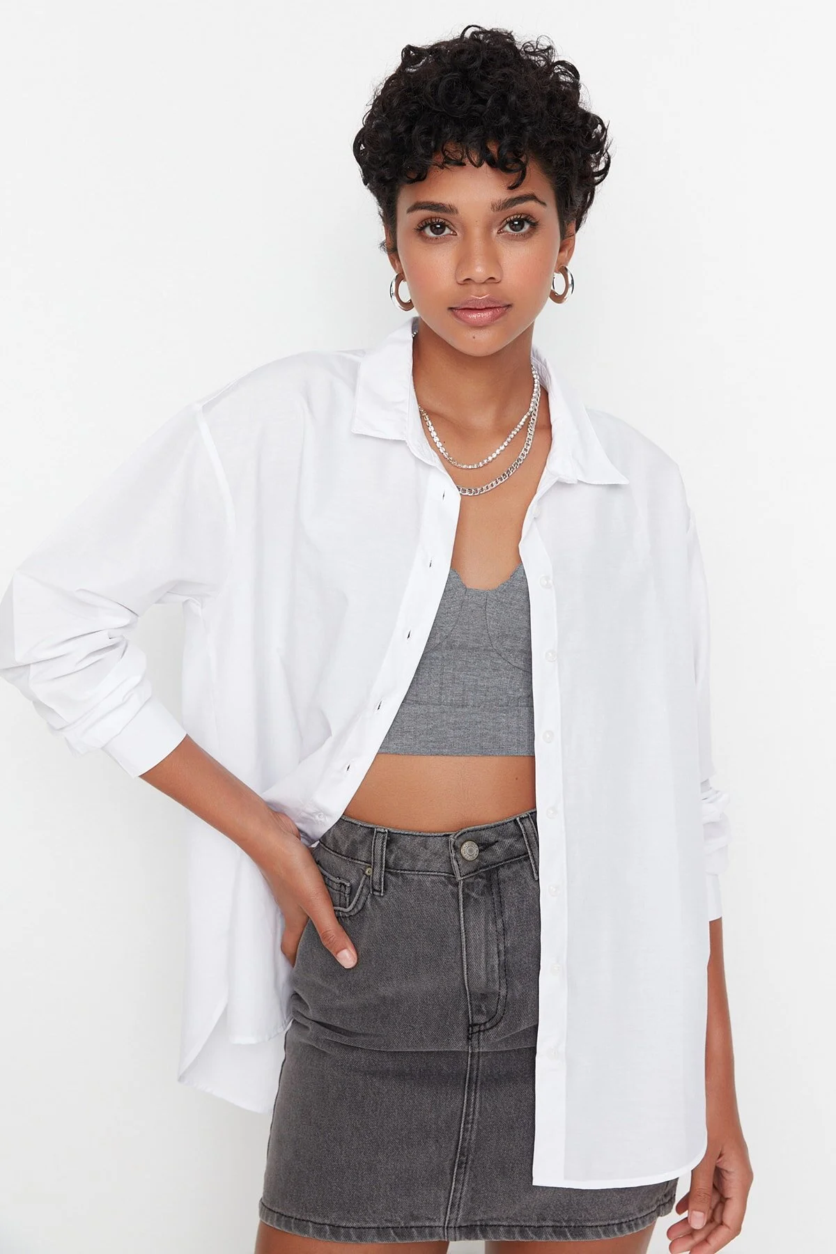Trendyol Collection  Weißes, locker sitzendes Hemd aus Baumwollgewebe TWOAW20GO0107