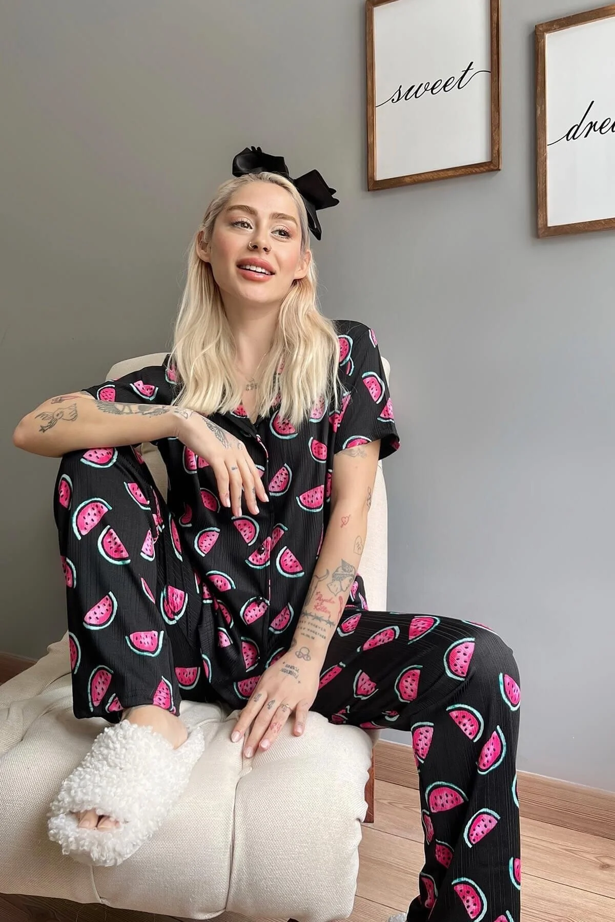Pijamaevi  Kurzärmliger Damen-Pyjama mit Wassermelonenmuster, gestrickt vorne und geknöpft