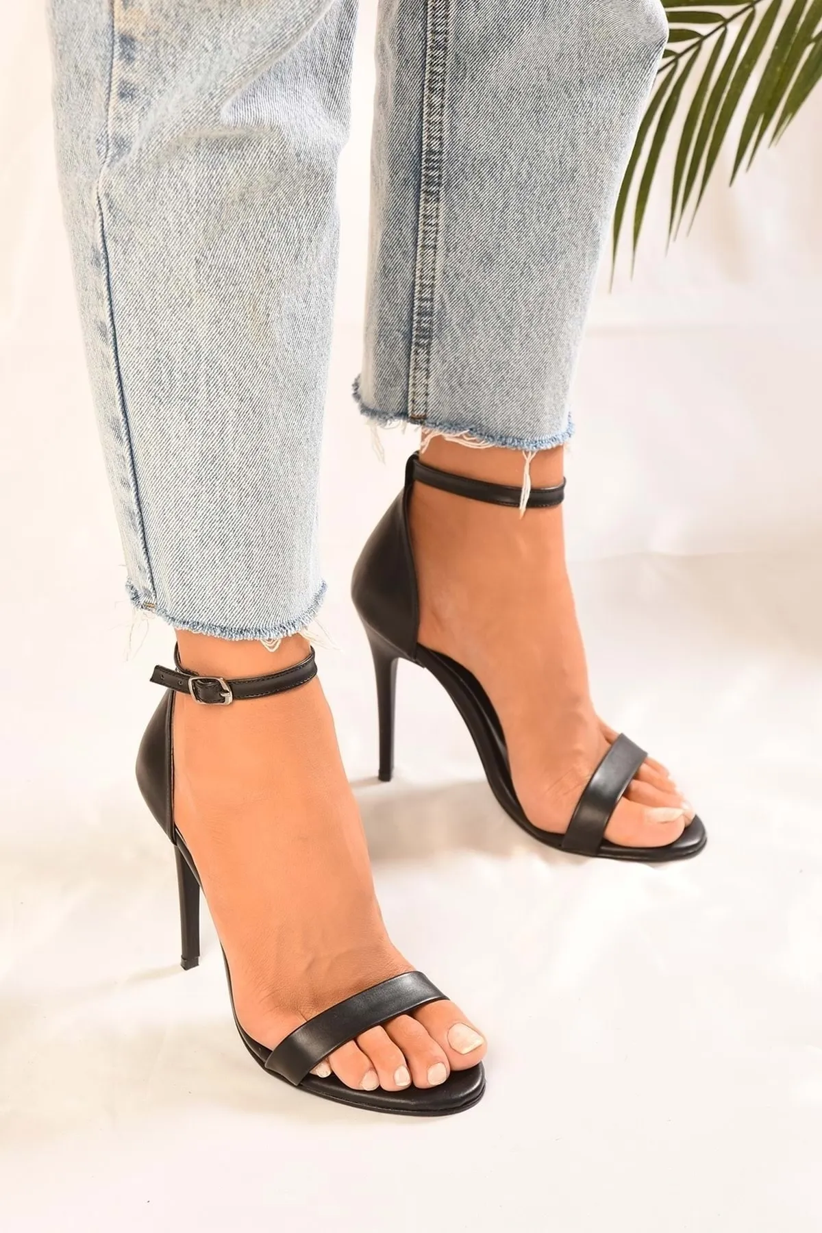 Shoeberry  Damen-Schuhe Midia mit einem Riemen und schwarzem Hautabsatz