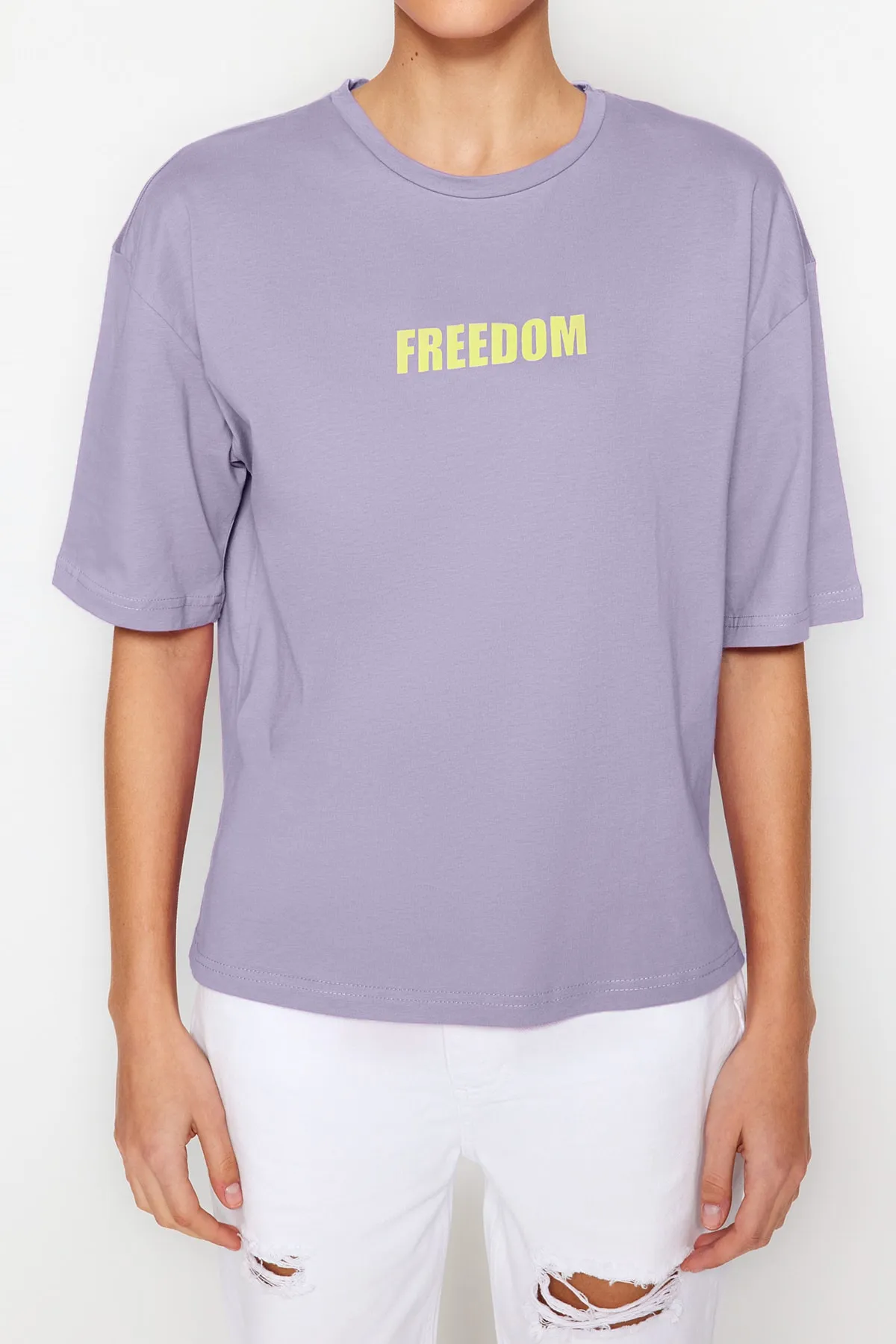 Trendyol Collection  Lilafarbenes Strick-T-Shirt mit Rundhalsausschnitt, Slogan-Aufdruck, 100 % Baumwolle, entspannte/bequeme Passform, TWOSS21TS0316