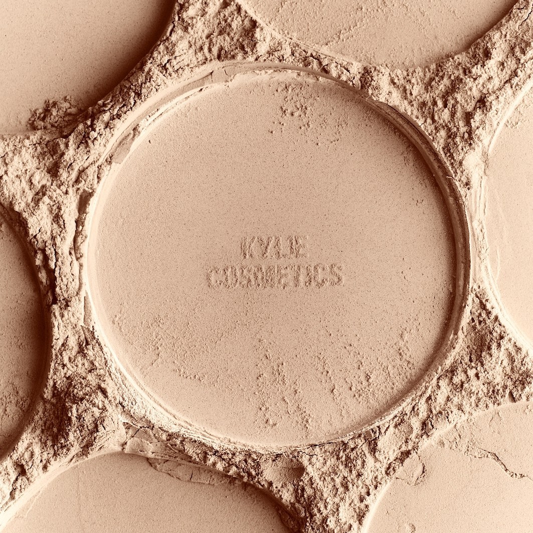 KYLIE COSMETICS Naturalny puder rozświetlający
