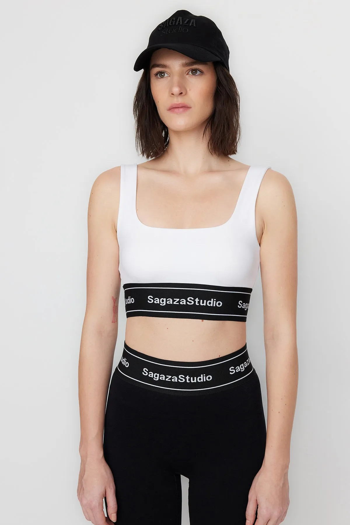 Trendyol Collection  X Sagaza Studio Weißer Supportive Recovery Sport-BH mit eckigem Kragen TCLSS23SS00002