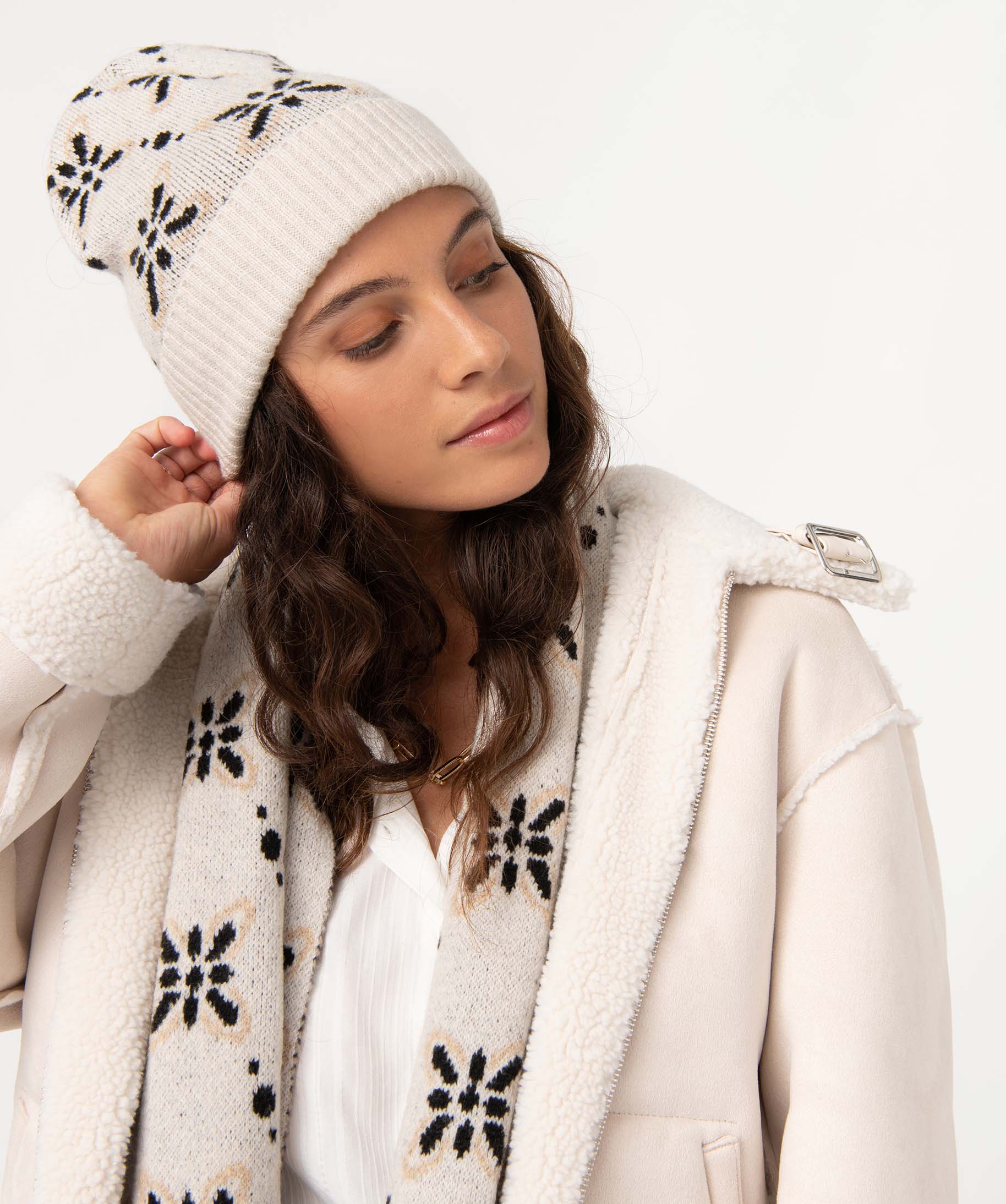 Bonnet femme en maille jacquard motif fleurs beige | GEMO