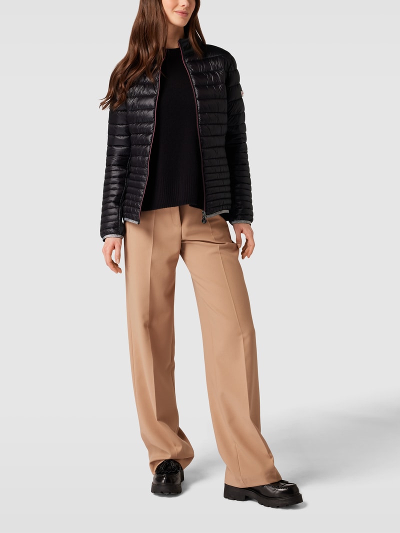 Steppjacke mit Label-Patch in schwarz