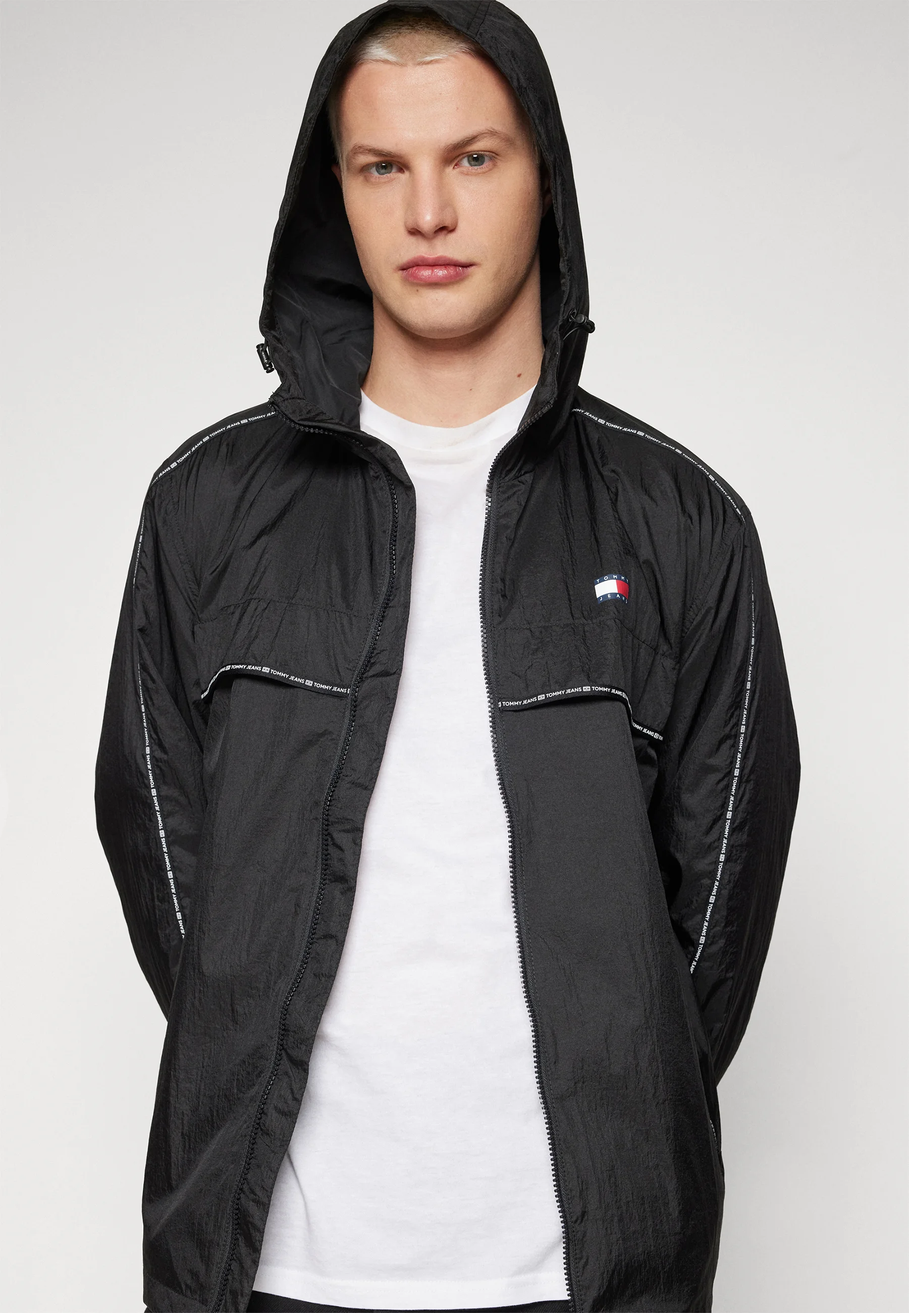 Tommy Jeans CHICAGO TAPE WINDBREAKER - Chaqueta ligera
