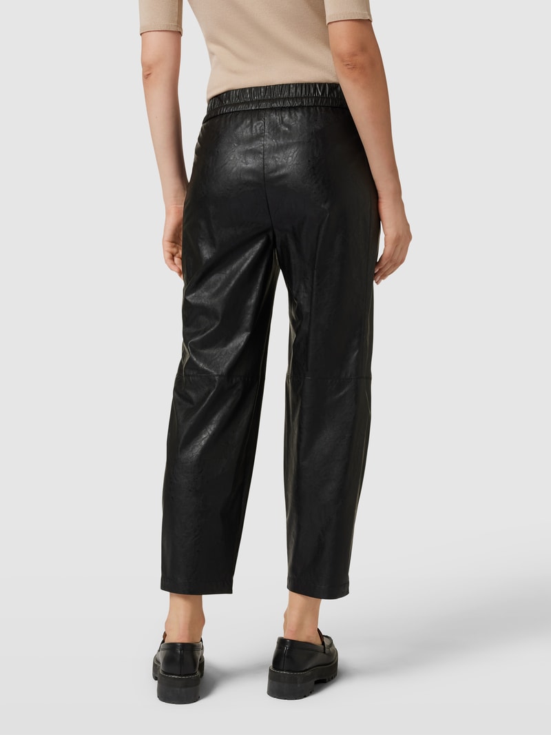 Jogpants in Leder-Optik mit elastischem Bund in schwarz