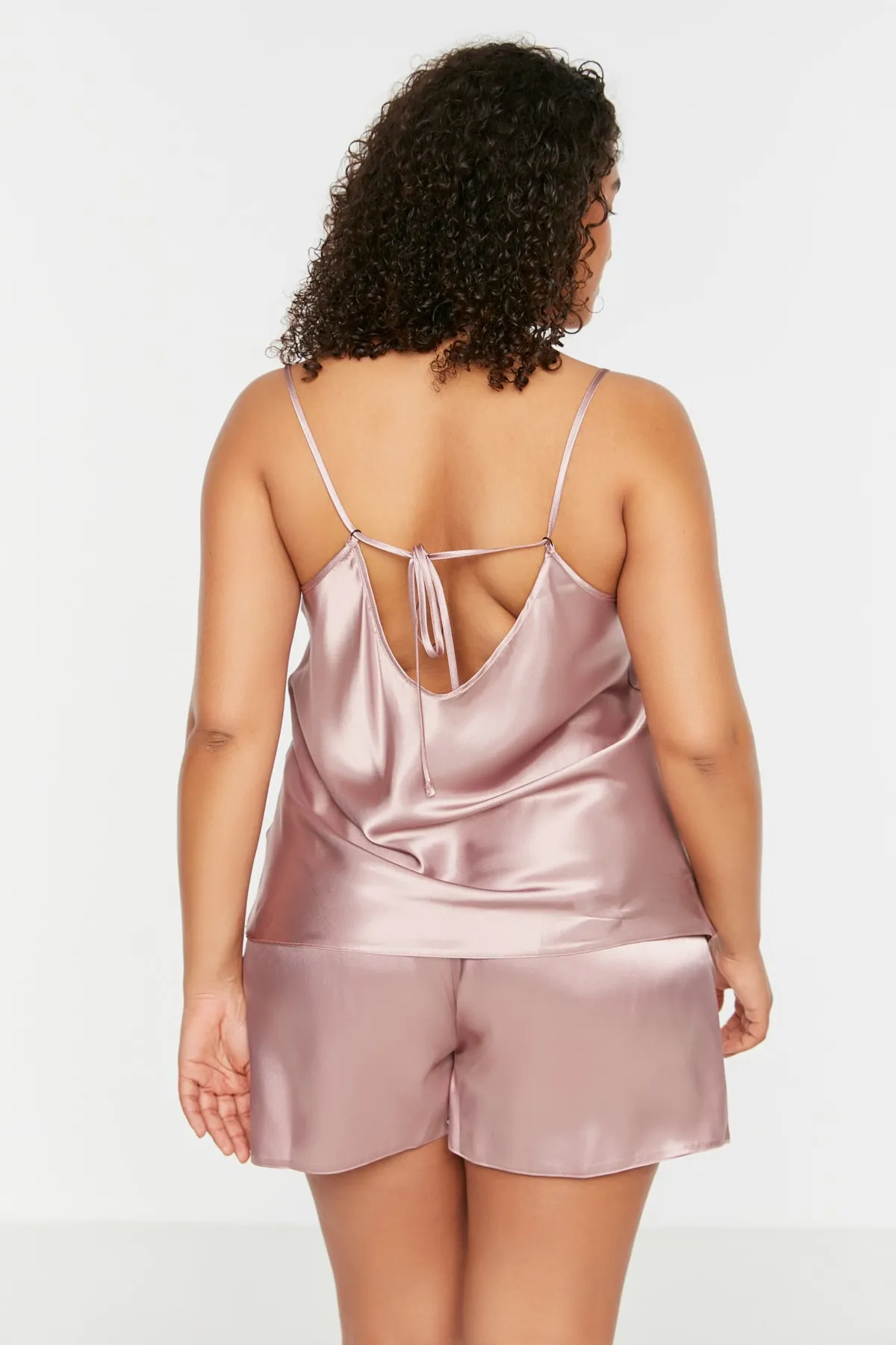 Trendyol Curve  Rosafarbenes Pyjama-Set aus Satin mit Riemchen TBBSS22PT00002