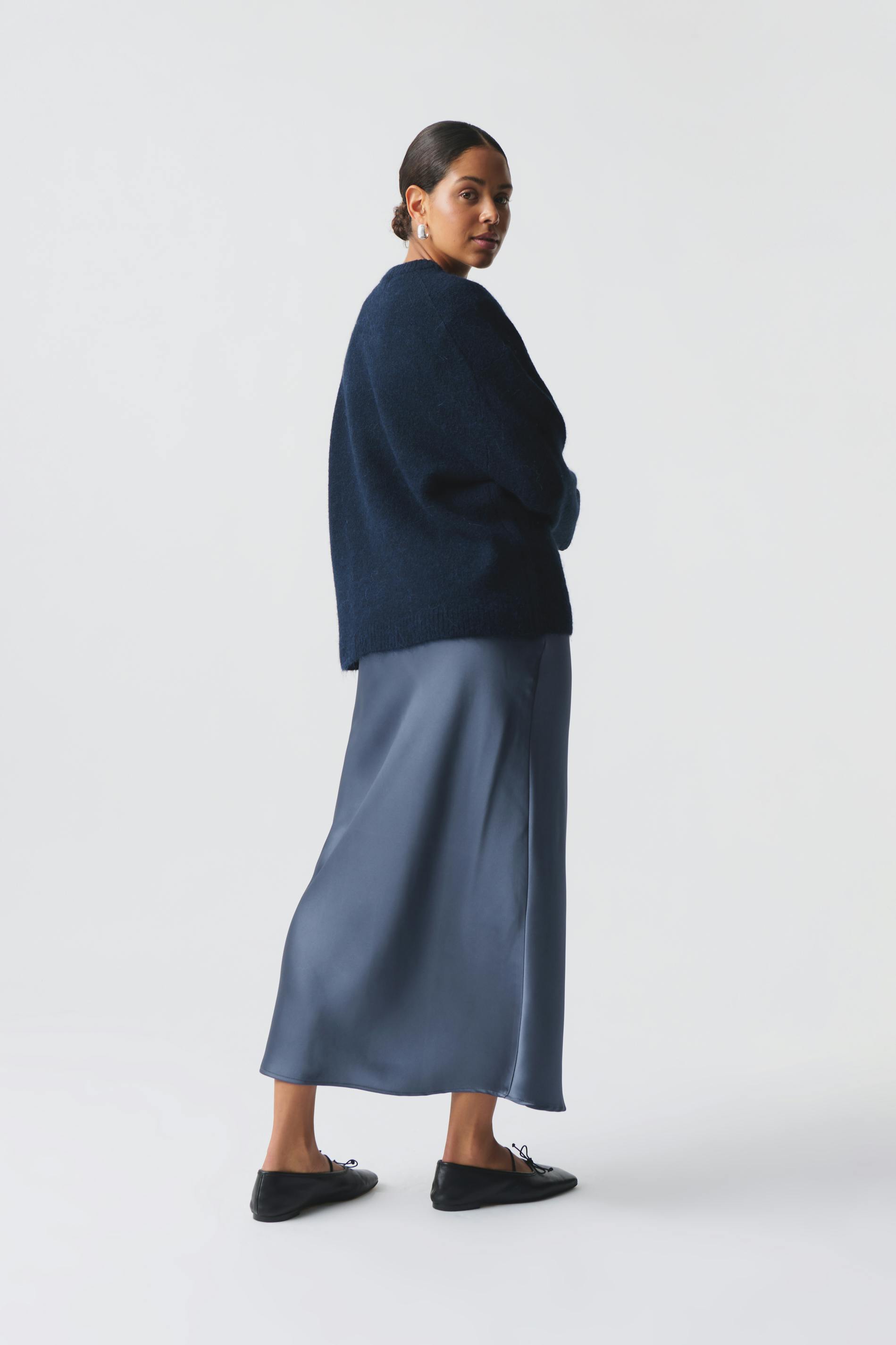 Elastic satin midi skirt