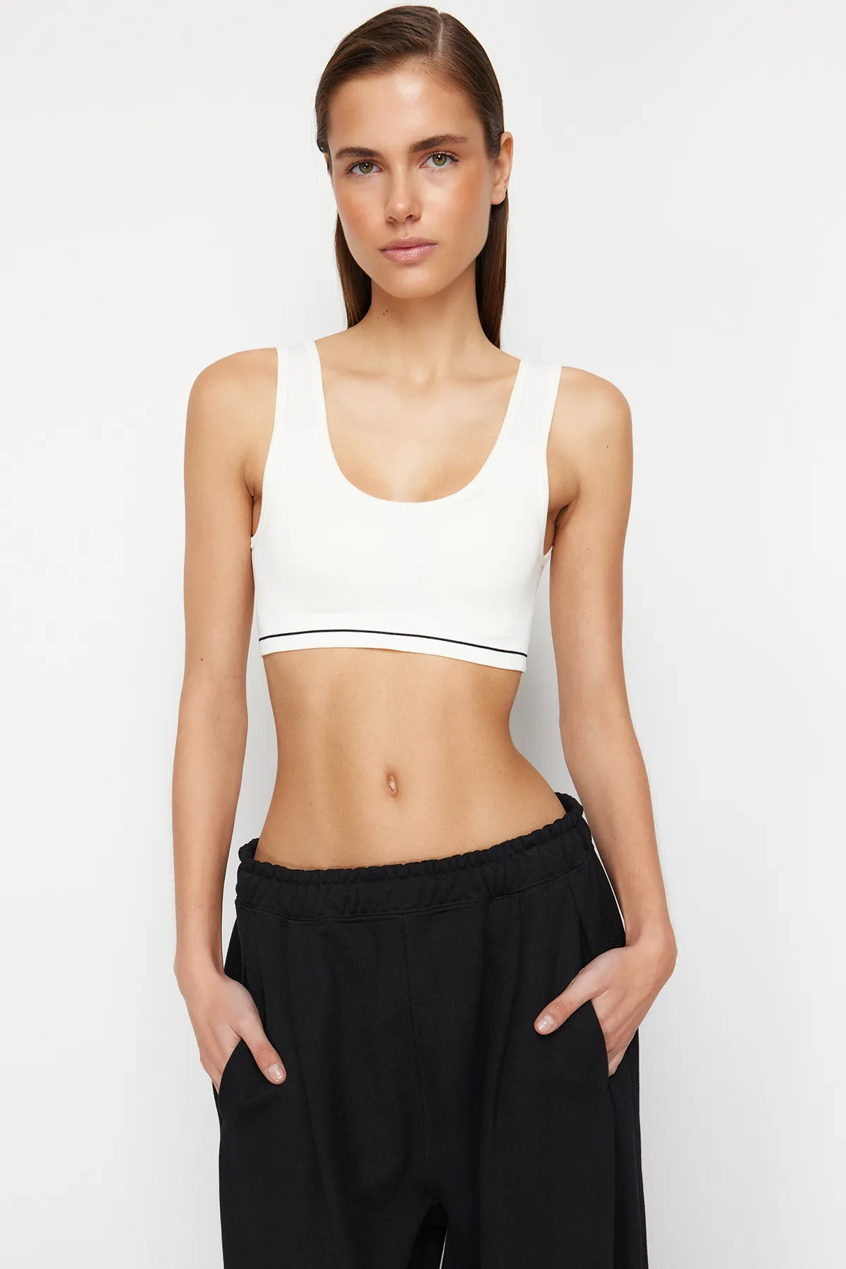 Trendyol Collection  Ecrufarbener nahtloser/nahtloser gestreifter bügelloser Bralette-Strick-BH THMSS24SU00049