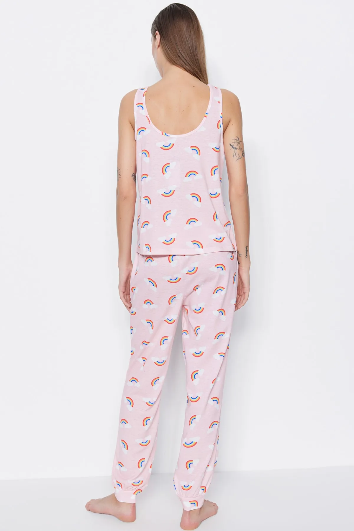Trendyol Collection  Hellrosa gestricktes Pyjama-Set mit Unterhemd und Hose mit Regenbogenmuster THMSS23PT00092
