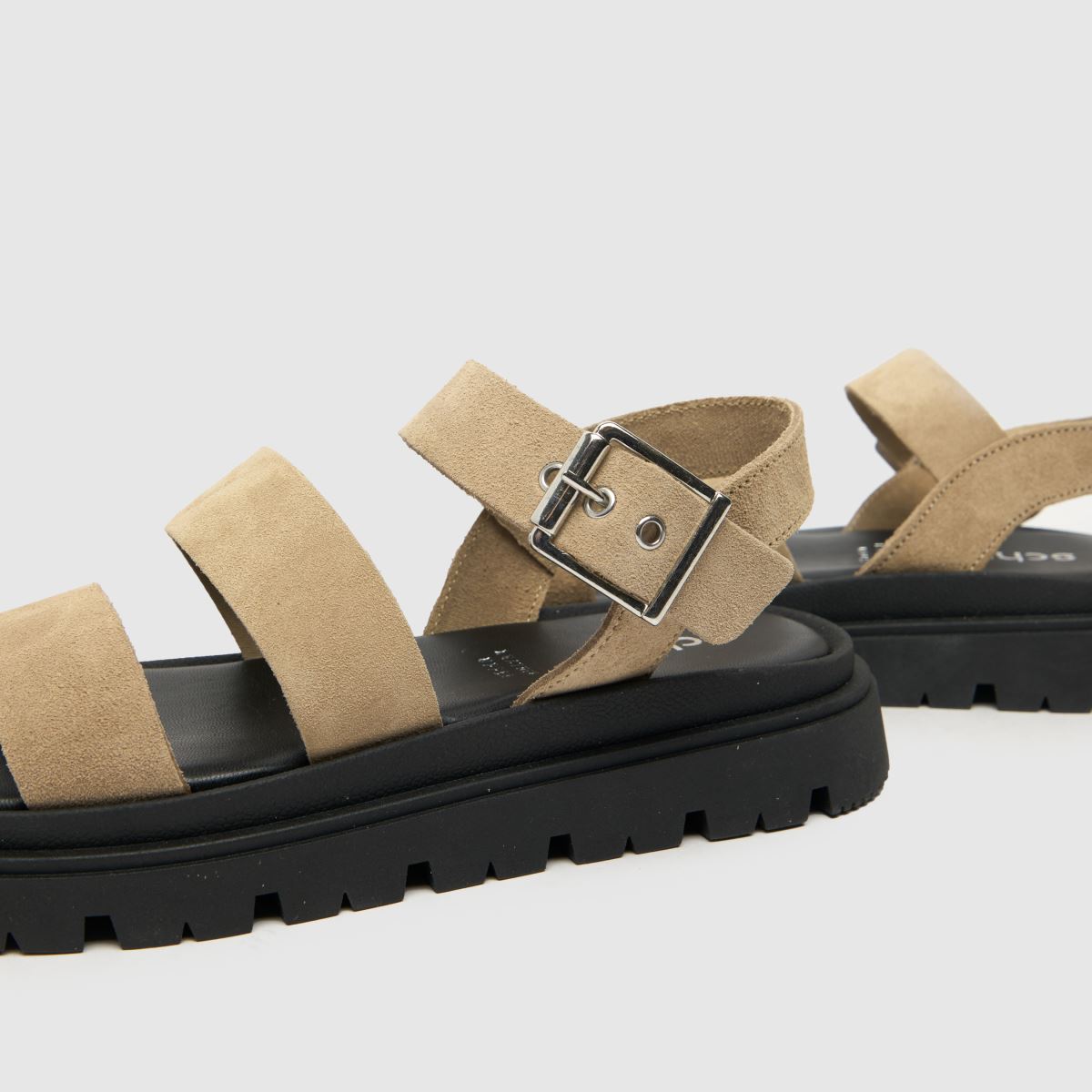 Schuh Tina – Grova, taupefärgade sandaler i mocka med rem