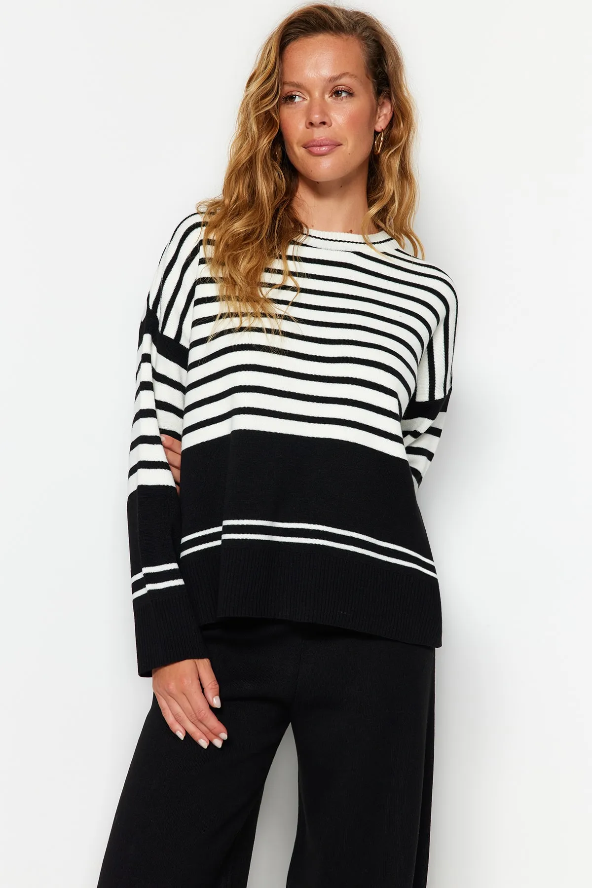 Trendyol Collection  Schwarzes Strickoberteil und -unterteil im weiten Schnitt TWOAW24AU00041