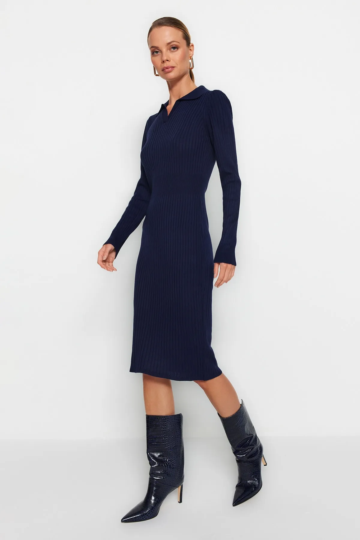 Trendyol Collection  Marineblaues Midi-Strickkleid mit Rollkragen TWOAW22EL1376