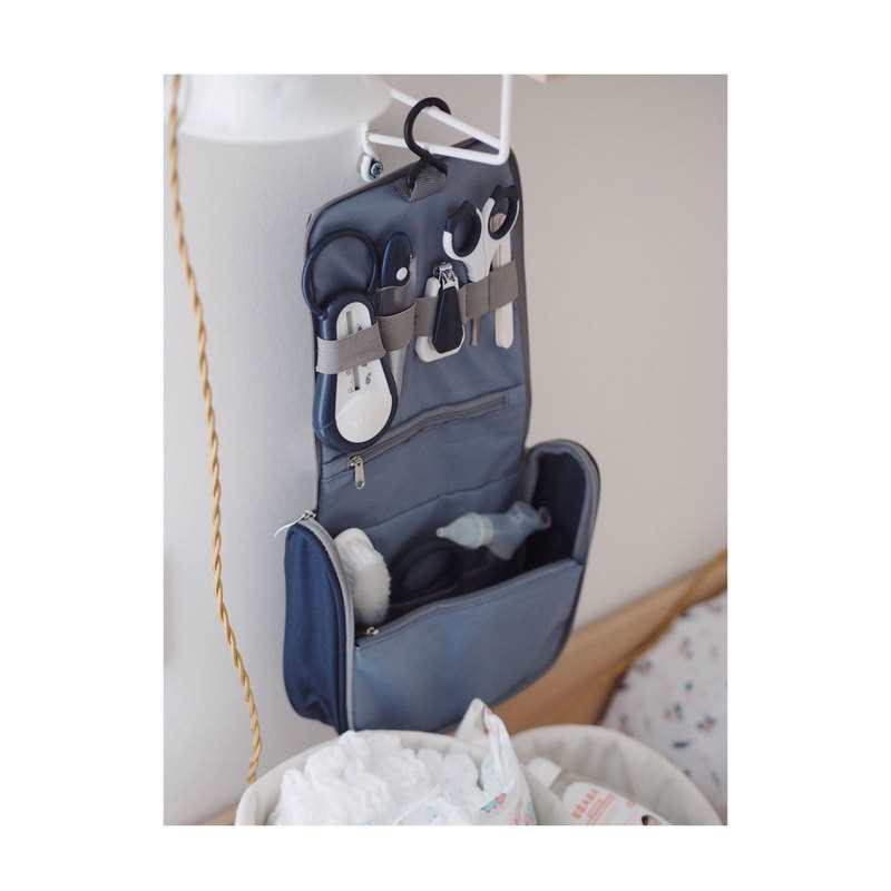 Trousse de toilette nomade 9 accessoires bleu nuit Beaba