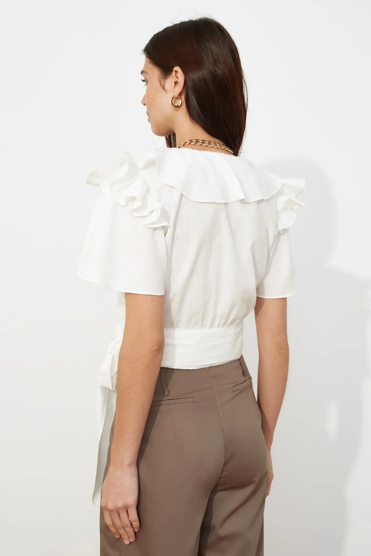 Trendyol Collection  Ecrufarbene, gewebte Bluse mit Rüschen und Bindedetail TWOSS20BZ0351