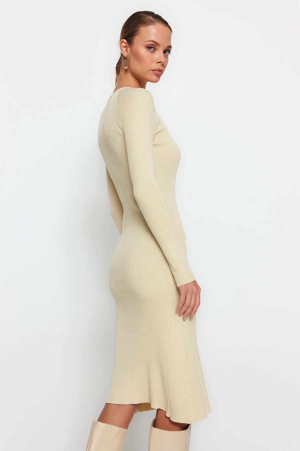 Trendyol Collection  Steinfarbenes Midi-Strickkleid mit Rundhalsausschnitt TWOAW23EL00023