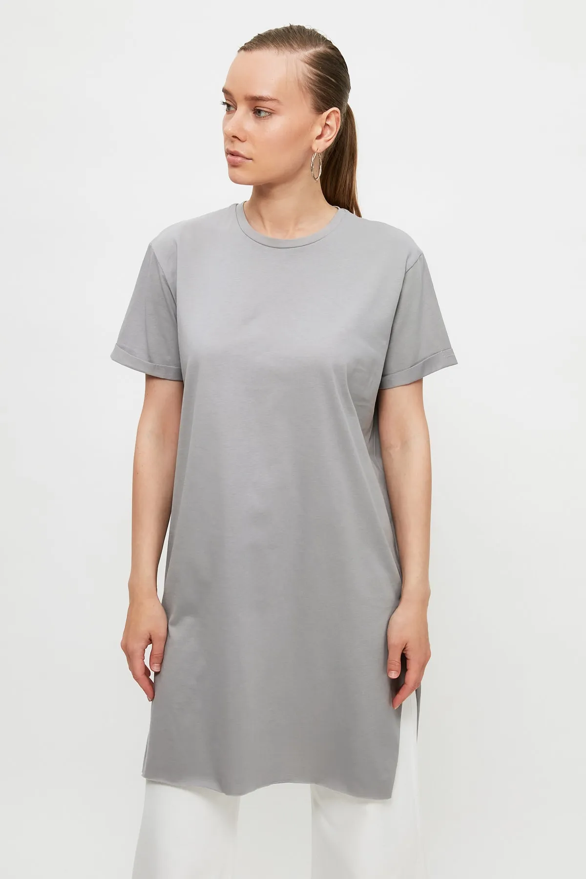 Trendyol Modest  Graues Basic-Kurzarm-Single-Jersey-T-Shirt mit Schlitz aus 100 % Baumwolle TCTSS21TN0056